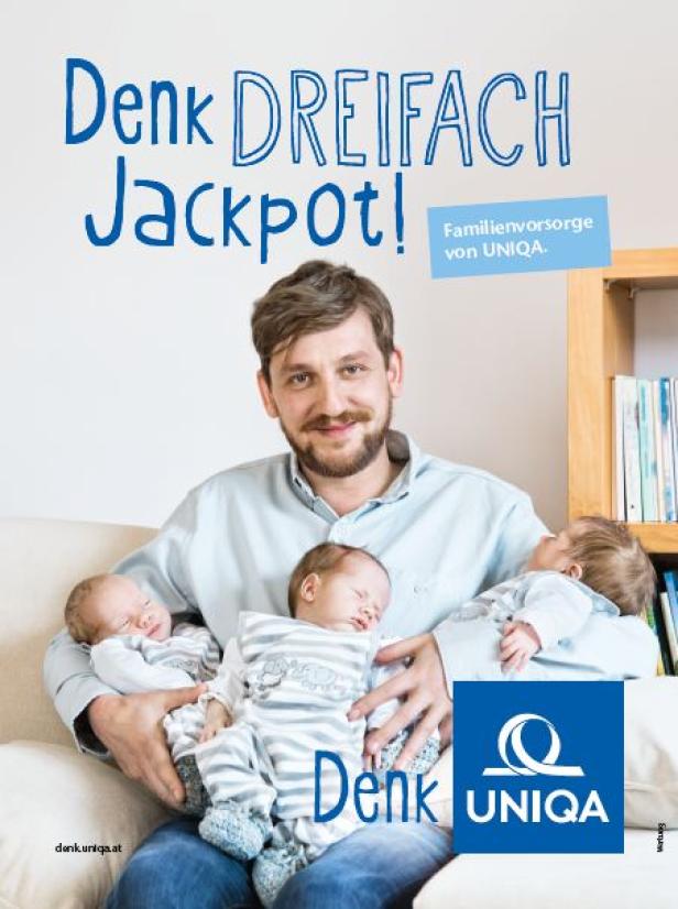 Ein lächelnder Vater hält Drillinge im Arm, Werbung für Familienvorsorge von UNIQA.