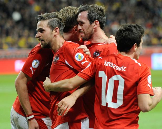 Österreichische Fußballspieler feiern gemeinsam ein Tor.