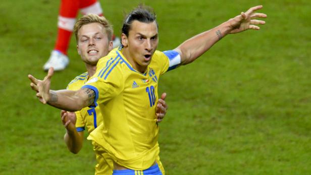 Zlatan Ibrahimović jubelt in einem gelben schwedischen Nationaltrikot.