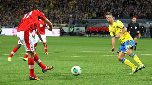 Da war die Welt noch in Ordnung: Martin Harnik brachte die Österreicher in Führung (29.) Ein Fußballspieler in Rot schießt den Ball, während ein Spieler in Gelb zusieht.