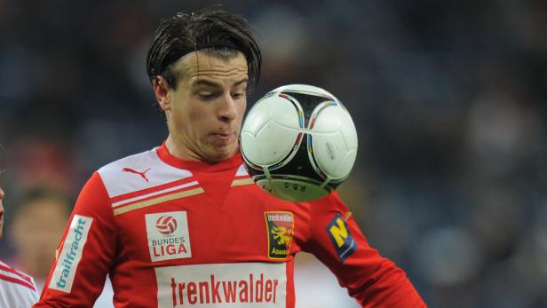 Ein Fußballspieler köpft den Ball während eines Spiels.