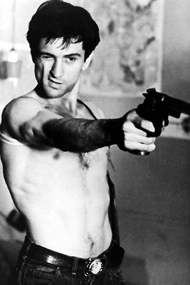 Robert De Niro hält in einer Szene aus dem Film „Taxi Driver“ eine Waffe.