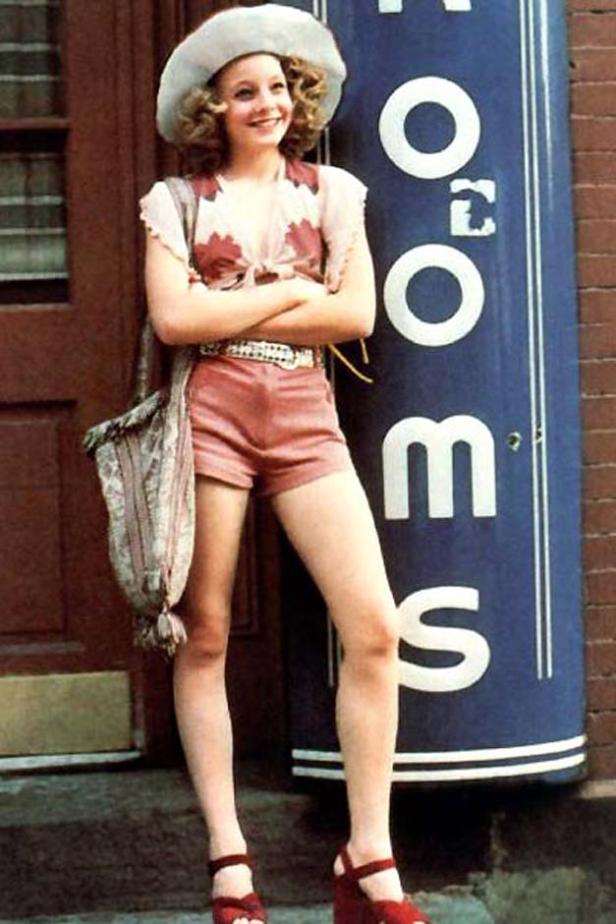 Jodie Foster posiert vor einem Schild mit der Aufschrift „Rooms“.