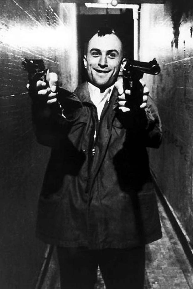 Robert De Niro als Travis Bickle in dem Film „Taxi Driver“ mit zwei Pistolen.