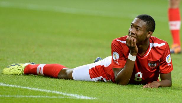 WM-QUALIFIKATION: SCHWEDEN - ÖSTERREICH David Alaba liegt während eines Fußballspiels auf dem Rasen.
