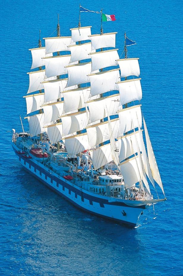 Ein großes Segelschiff fährt auf dem blauen Meer.