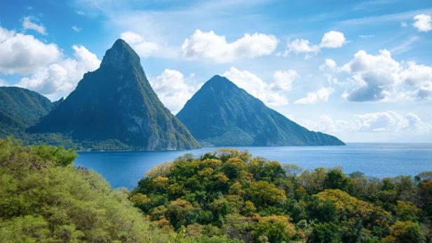 Die Pitons, zwei vulkanische Kegel, erheben sich aus dem Meer in St. Lucia.