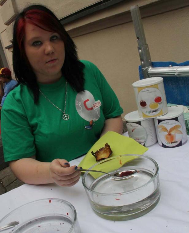 Eine Frau probiert Algenprodukte von TexturePro.