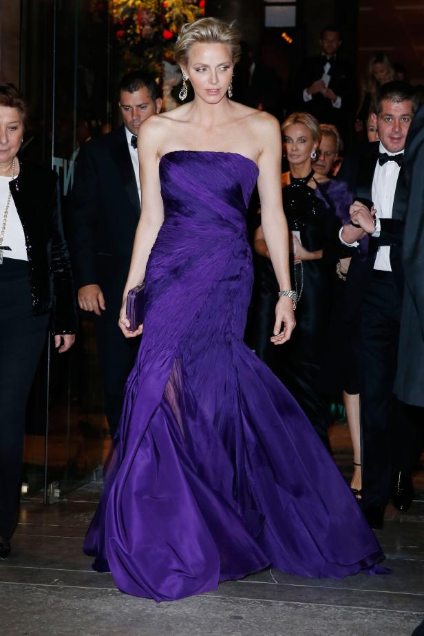 Fürstin Charlène in einer lila, trägerlosen Abendrobe bei einer Veranstaltung.