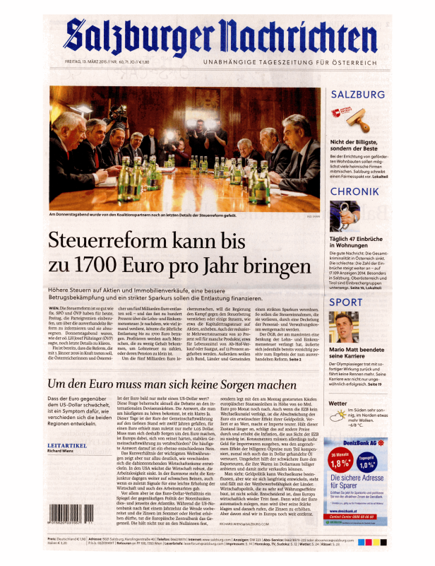 Eine Gruppe von Männern sitzt an einem Tisch während einer Pressekonferenz zur Steuerreform.