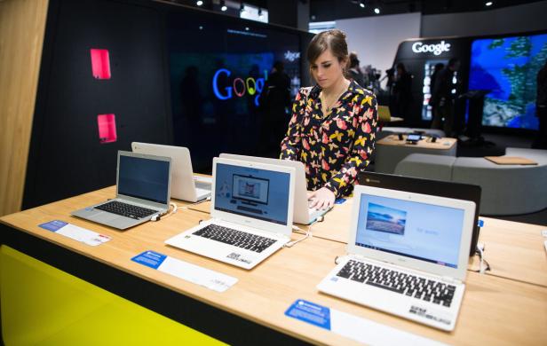 Eine Frau testet in einem Geschäft mehrere Chromebook-Laptops von Acer.