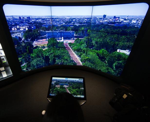 Ein Panoramabild von London, das auf einem großen Bildschirm und einem Tablet angezeigt wird.