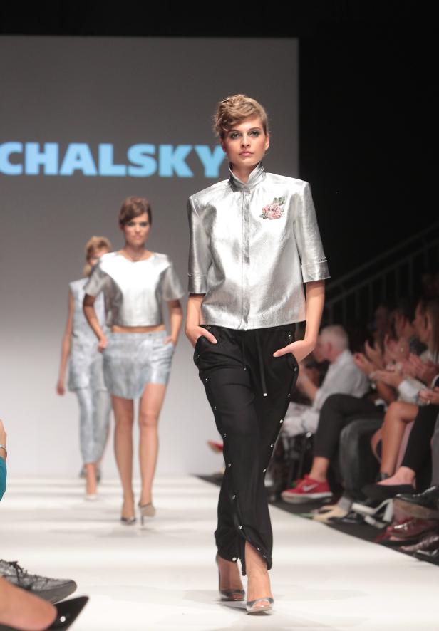 Eine Frau präsentiert Mode von Michalsky auf dem Laufsteg.