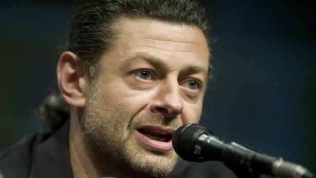 Andy Serkis spricht in ein Mikrofon.