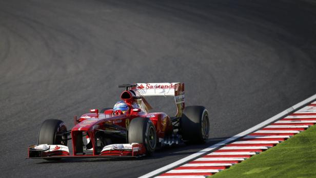 Ein roter Formel-1-Rennwagen auf einer Rennstrecke.