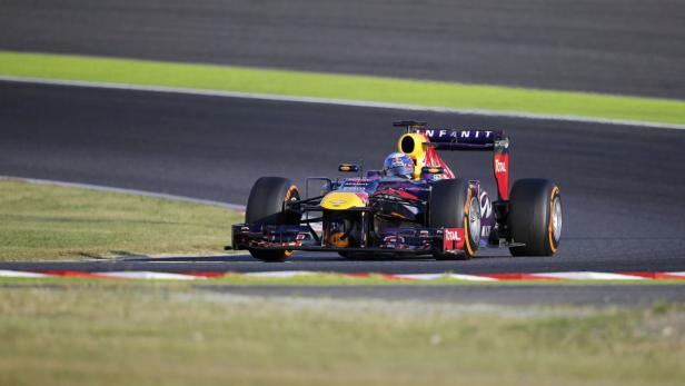 Ein Formel-1-Rennwagen auf einer Rennstrecke.