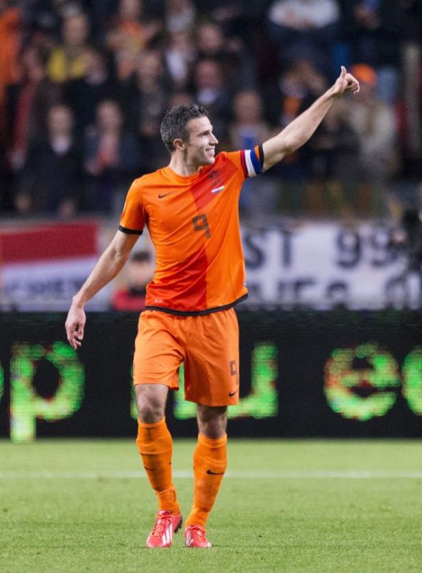 Robin van Persie im Trikot der niederländischen Nationalmannschaft gibt einen Daumen nach oben.