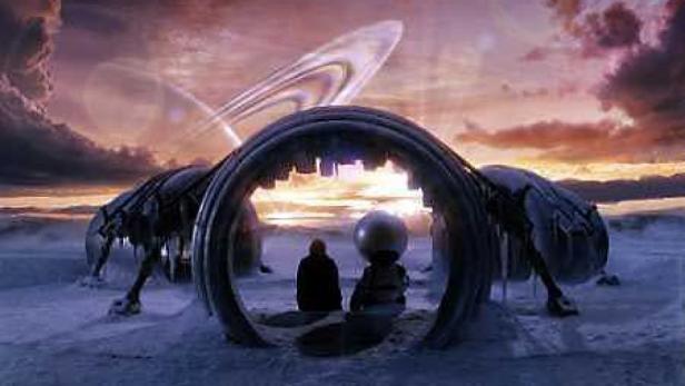 Zwei Personen sitzen unter einem Torbogen auf einem fremden Planeten mit Saturn im Hintergrund.