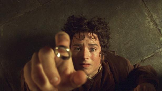 Frodo Beutlin hält den Einen Ring in die Höhe.