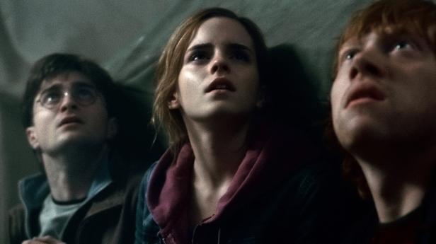 Harry, Hermine und Ron schauen in dem Film „Harry Potter“ nach oben.