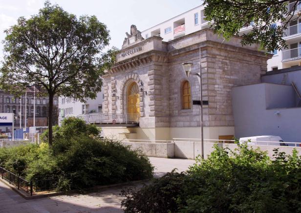 Ein historisches Gebäude mit der römischen Zahl MDCCCLXXIII über dem Eingang.