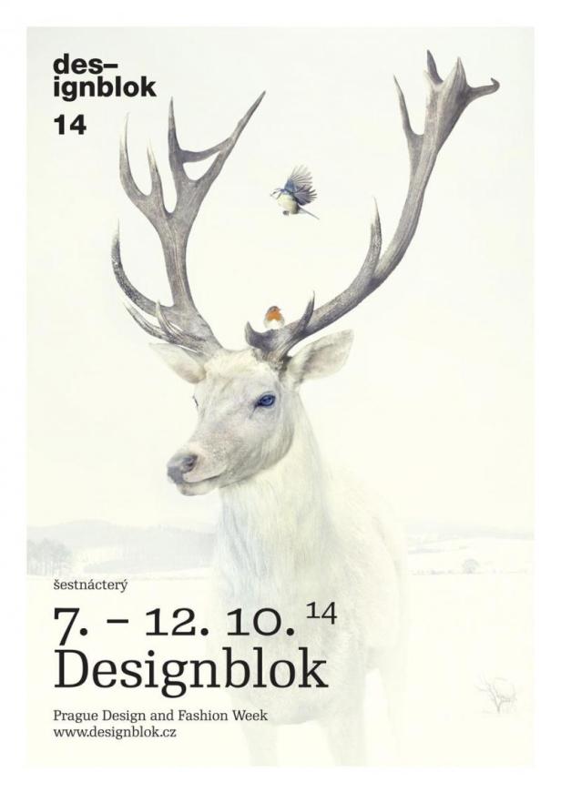 Ein weißer Hirsch mit einem Rotkehlchen auf dem Kopf und einer Blaumeise in der Luft.