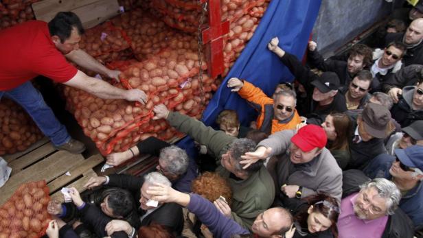 Thessaloniki: Griechen kaufen Erdäpfel direkt vom Bauern. Thessaloniki: Griechen kaufen Erdäpfel direkt vom Bauern.