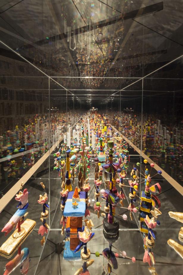 Eine Installation mit bunten, skulpturalen Objekten in einem Spiegelraum.