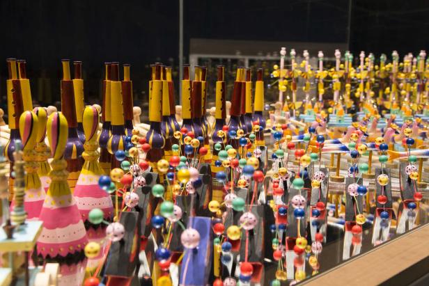 Eine Vielzahl von bunten, handgefertigten Holzspielzeugen in einem Schaufenster.