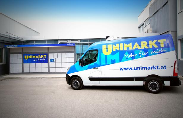 Ein Lieferwagen von Unimarkt steht vor einer Abholstation.