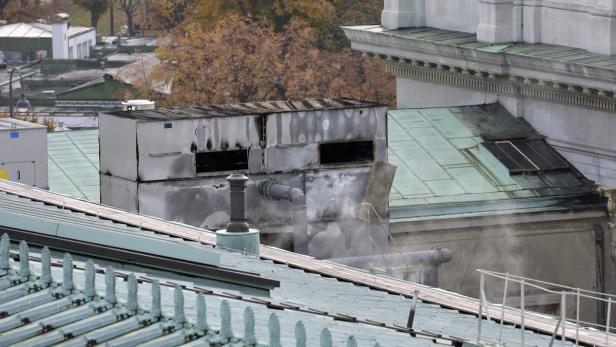 Dach des Parlaments in Flammen: Feuer gelöscht