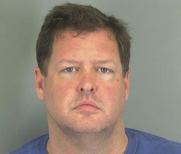 Ein Mann mit hellbraunen Haaren und blauen Augen blickt in die Kamera.