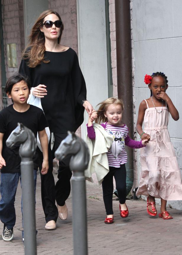 Überforderte Jolie: Mehr Nannys für die wilden Kids