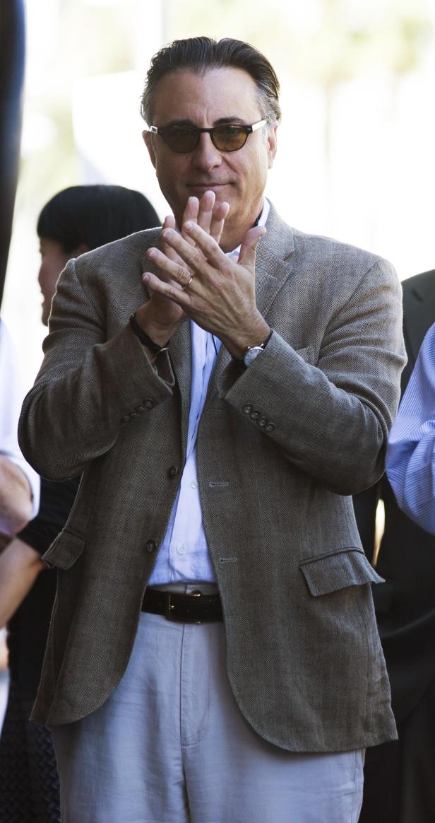 Andy Garcia klatscht in einem braunen Tweed-Sakko.
