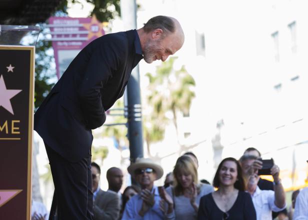 Ed Harris verbeugt sich vor seinem Stern auf dem Hollywood Walk of Fame.