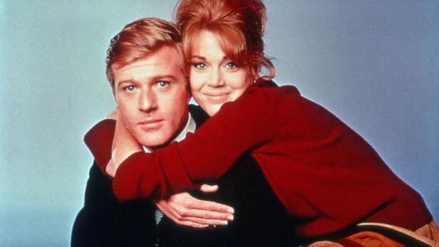 Robert Redford und Jane Fonda umarmen sich.