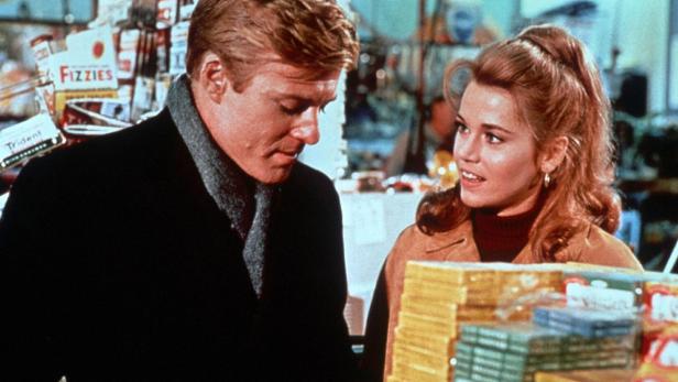 Robert Redford und Jane Fonda in einer Szene, möglicherweise aus dem Film „Barfuß im Park“.
