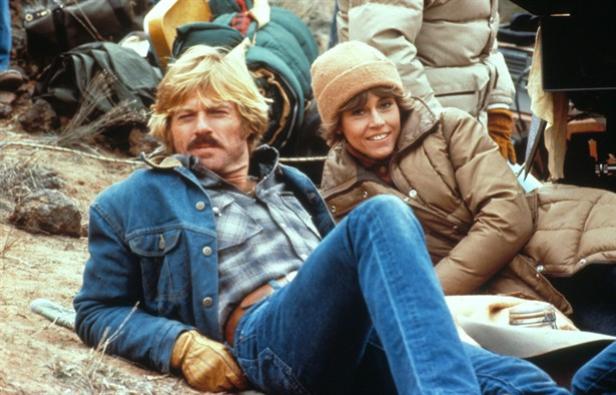 Robert Redford und Jane Fonda sitzen zusammen im Freien.