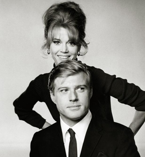 Ein Schwarzweißporträt von Jane Fonda und Robert Redford.