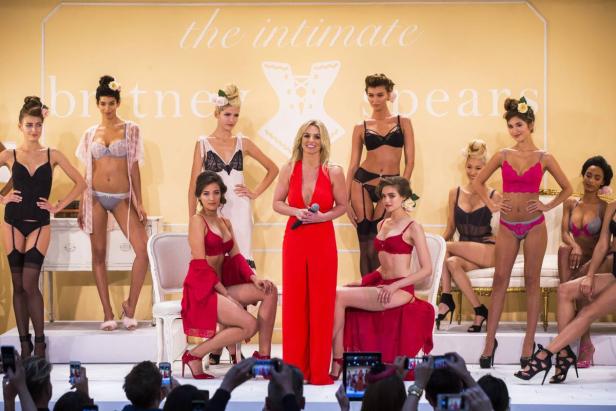Britney Spears posiert mit Models bei der Präsentation ihrer Lingerie-Kollektion „The Intimate Britney Spears“.