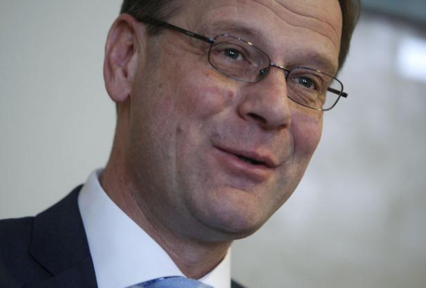 Ein Mann mit Brille lächelt in die Kamera.