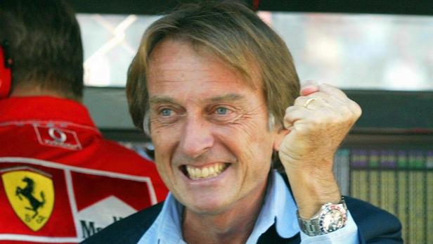 Luca di Montezemolo, ehemaliger Präsident von Ferrari, lächelt und ballt die Faust.