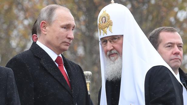 Wladimir Putin und Patriarch Kirill bei einer Veranstaltung.