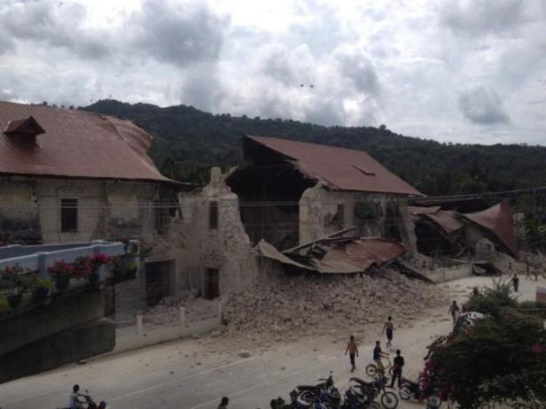 Knapp 100 Tote bei schwerem Erdbeben