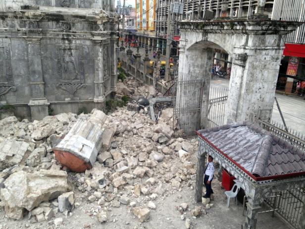 Knapp 100 Tote bei schwerem Erdbeben