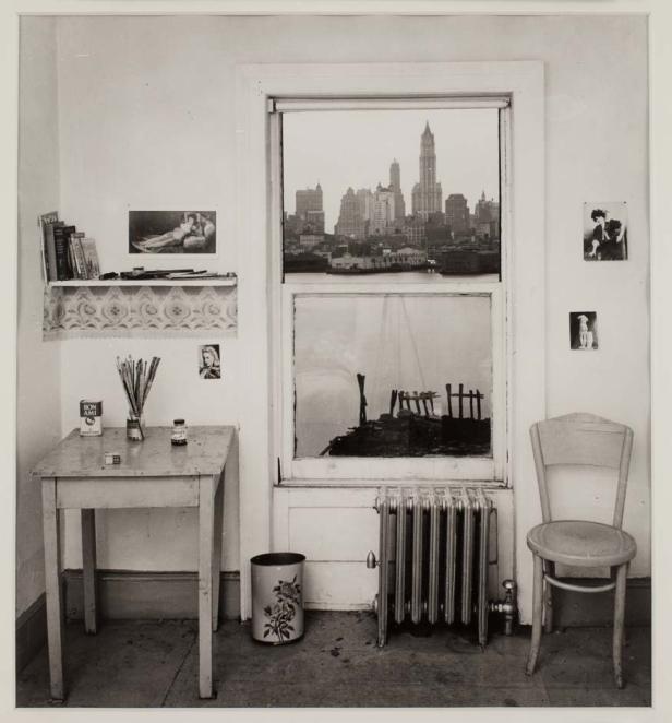 Ein Blick aus einem Fenster auf die Skyline von New York City.