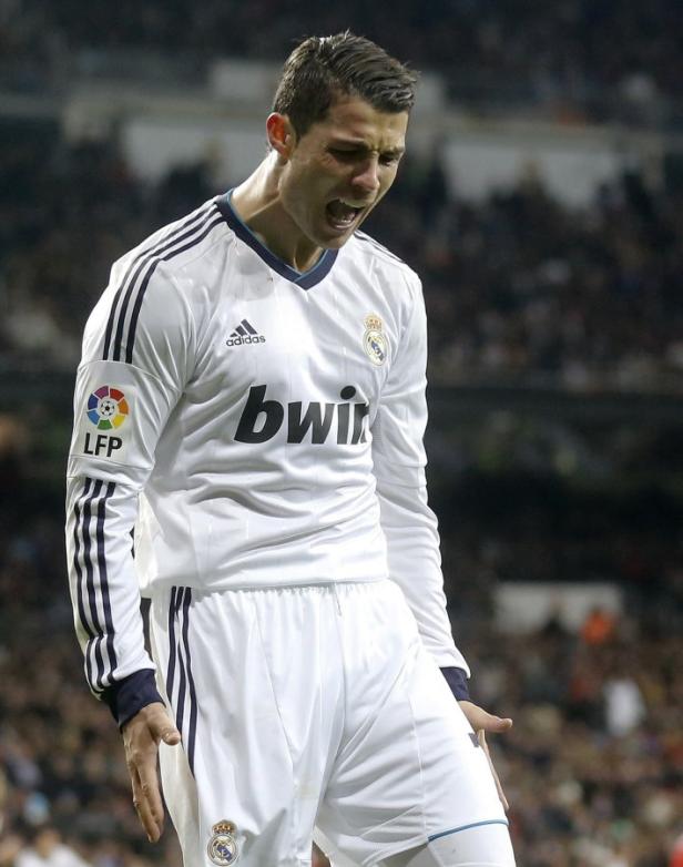 Cristiano Ronaldo jubelt während eines Fußballspiels im weißen Trikot von Real Madrid.