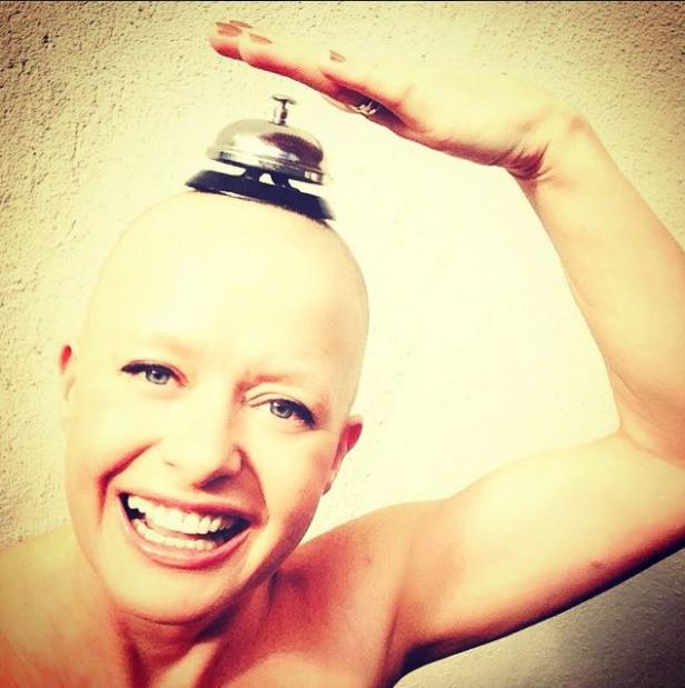 Mit Humor und Glatze den Brustkrebs bekämpfen