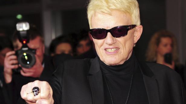 Thomas Gottschalk mit Sonnenbrille und Totenkopfring auf dem roten Teppich.