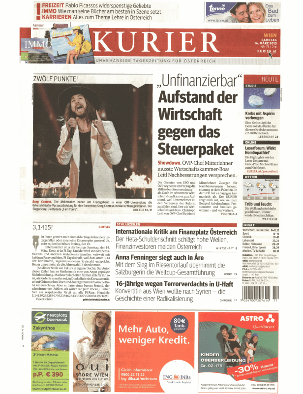 Ein Mann mit Hut singt in ein Mikrofon bei einem Auftritt der Band The Makemakes.